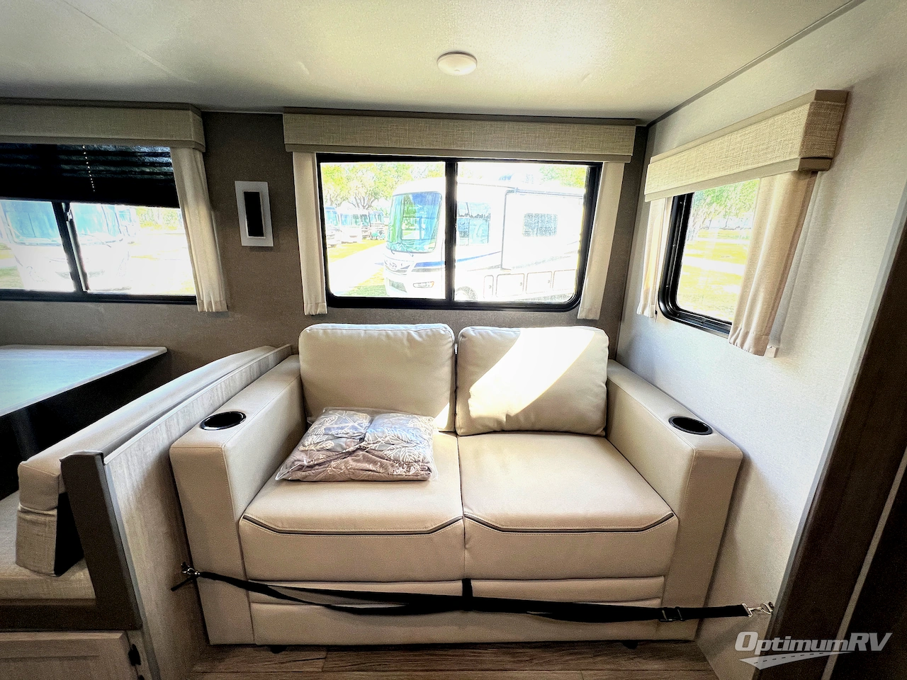 2025 Coachmen Catalina Legacy Edition 343BHTS Photo 8