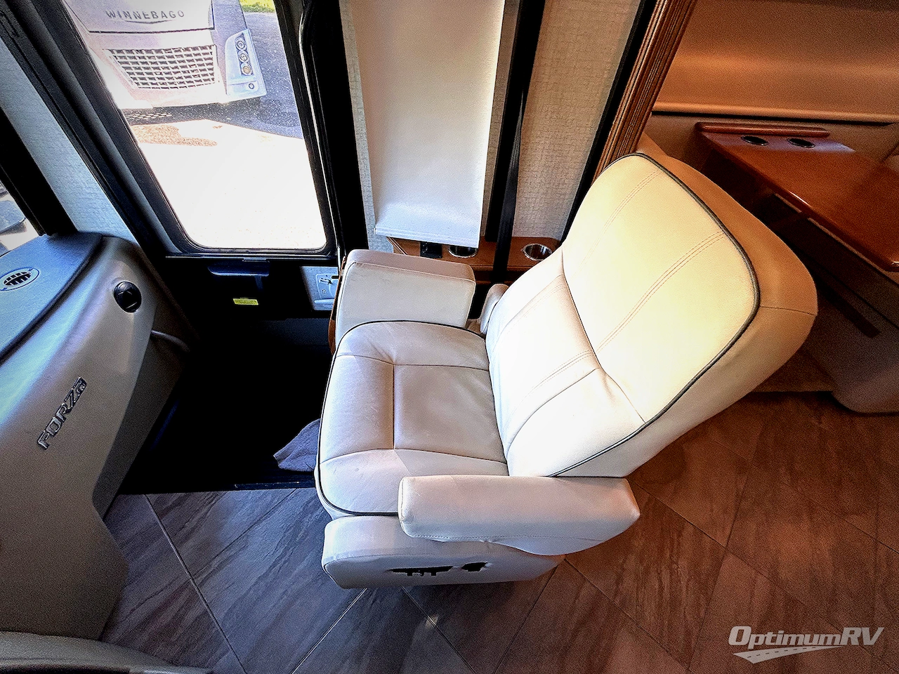 2017 Winnebago Forza 38W Photo 4