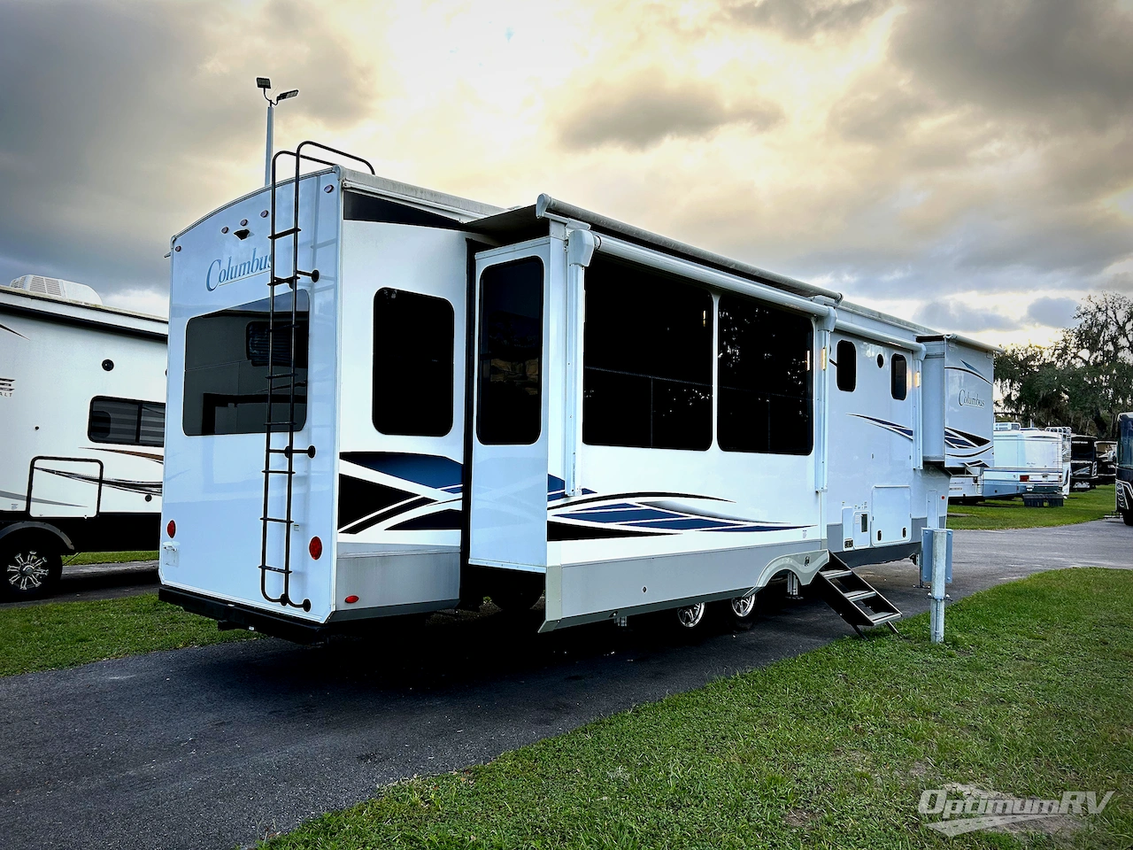 2022 Palomino Columbus 383FB Photo 2
