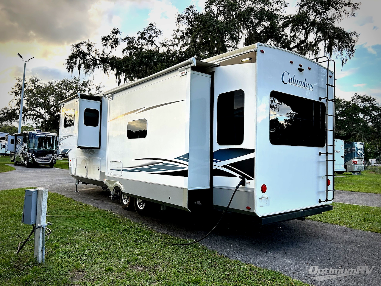 2022 Palomino Columbus 383FB Photo 3
