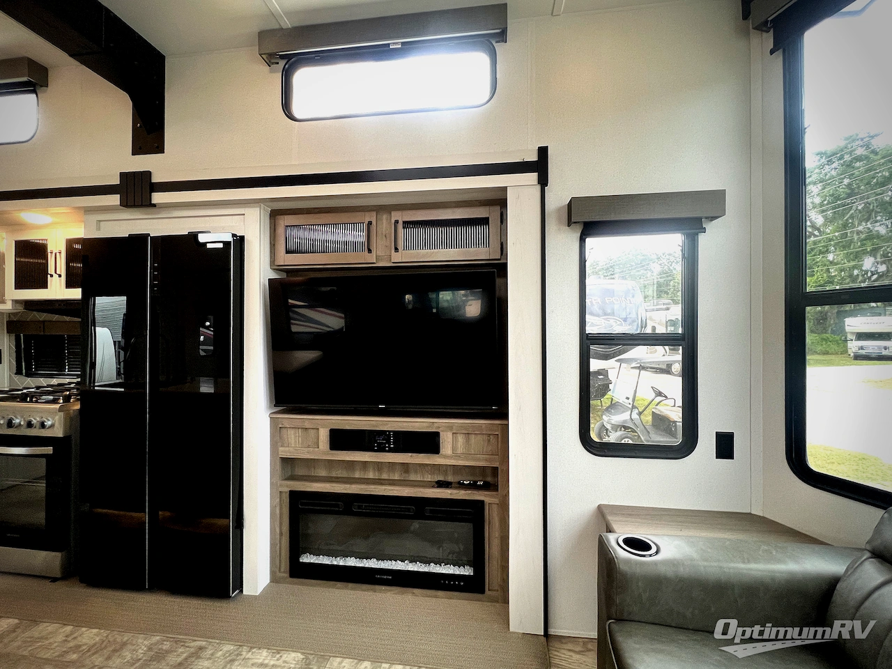 2025 Palomino Puma Destination 402LFT Photo 8