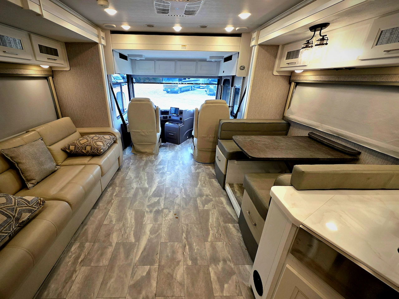 2021 Coachmen Sportscoach SRS 354QS Photo 4