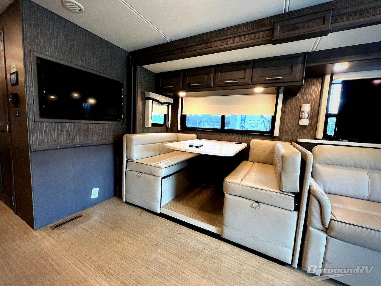 2021 Thor Challenger 35MQ Photo 10