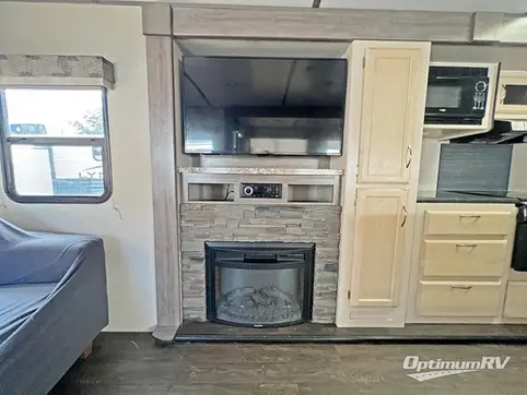 2019 Winnebago Towables Minnie Plus 30RLSS RV Photo 4