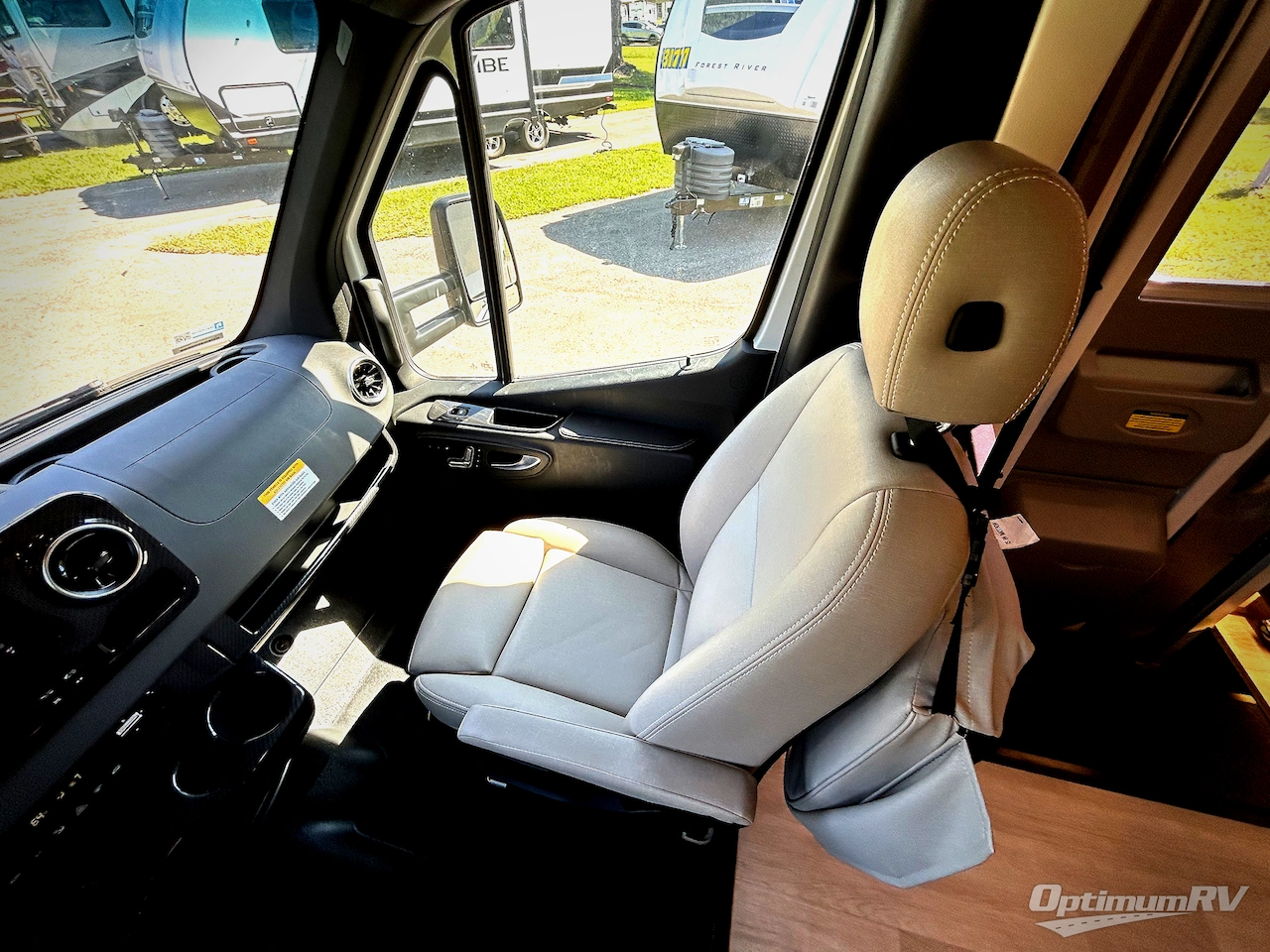 2023 Winnebago Navion 24D Photo 9