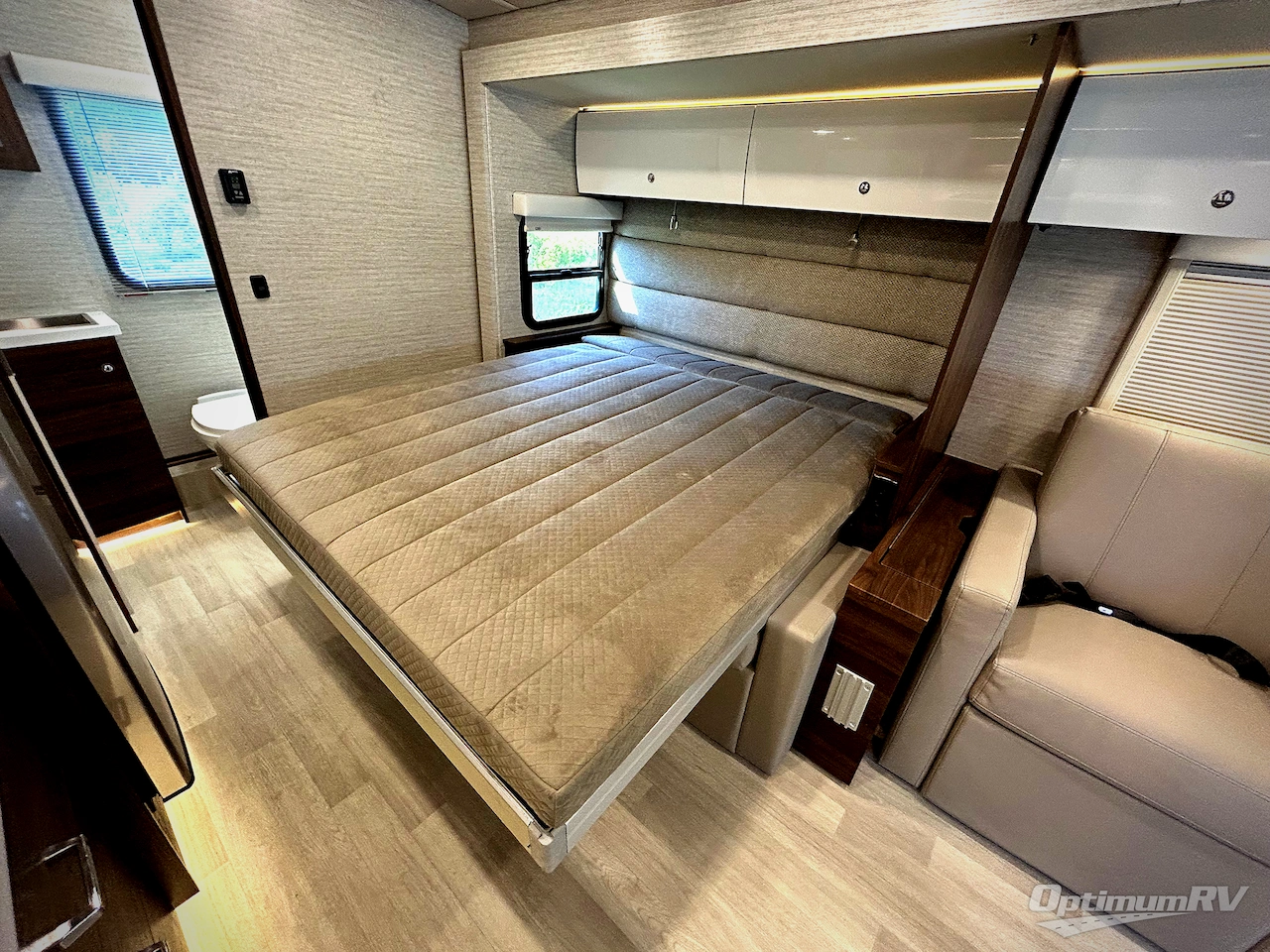 2023 Winnebago Navion 24D Photo 15