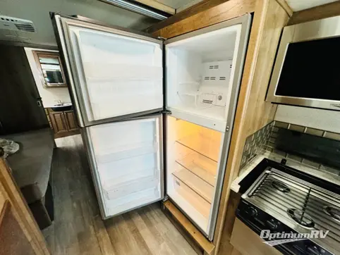 2019 Fleetwood Flair 32S RV Photo 4
