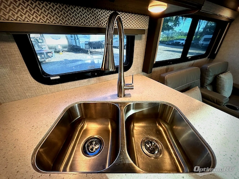 2022 Thor Hurricane 29M RV Photo 3