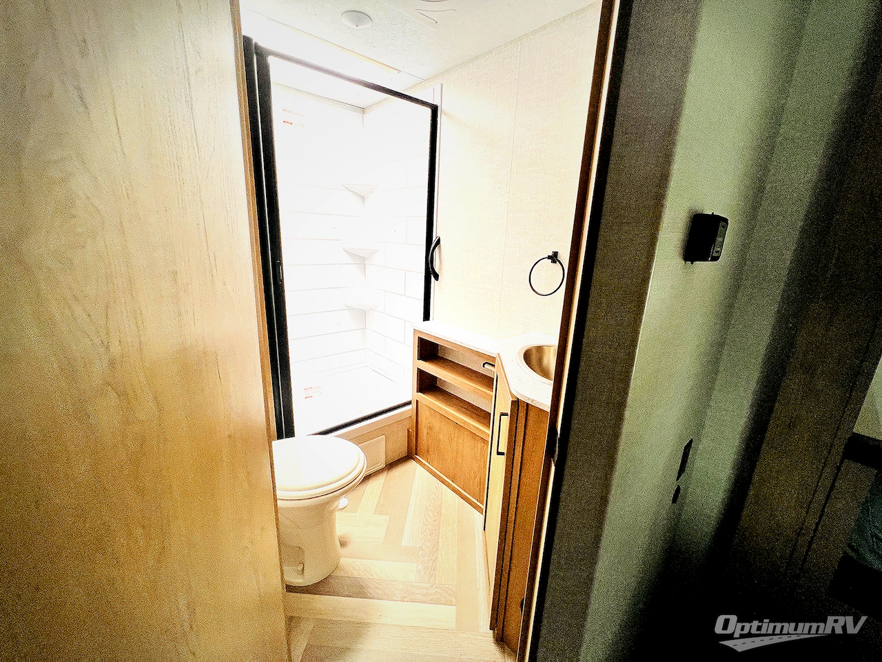 2025 Ember E-Series 19ETS Photo 14