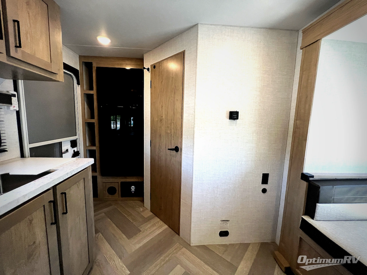 2025 Ember E-Series 18FBE Photo 13