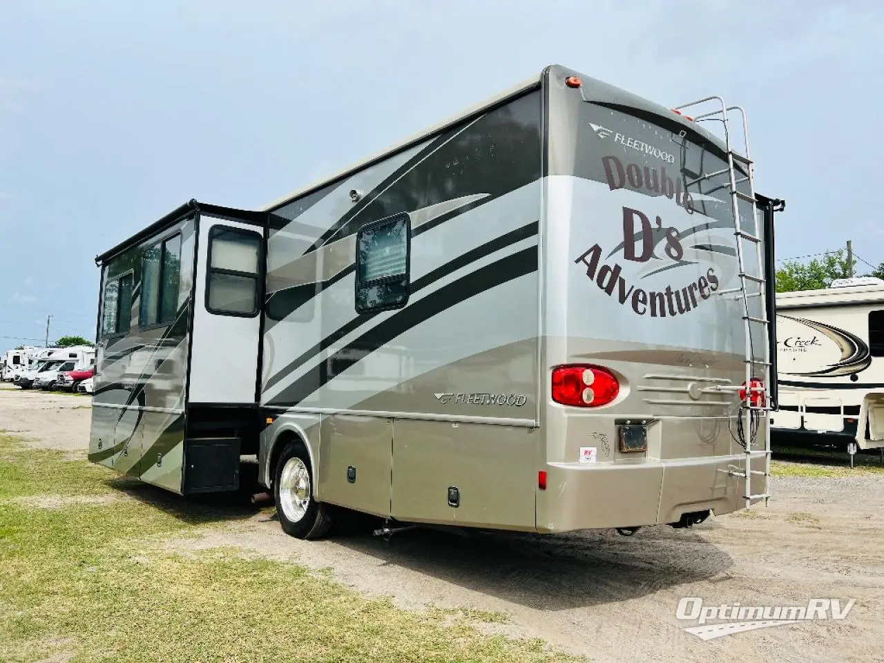 2007 Fleetwood Pace Arrow 33V Photo 2