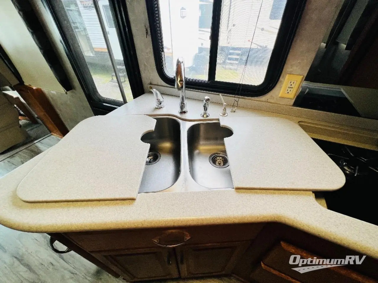 2007 Fleetwood Pace Arrow 33V Photo 10