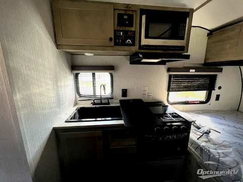 2027 Sunset Park Sun Lite 16BH RV Photo 4