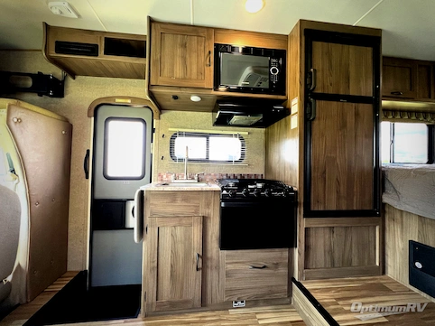 2016 Coachmen Freelander 21QB Chevy 4500 RV Photo 3