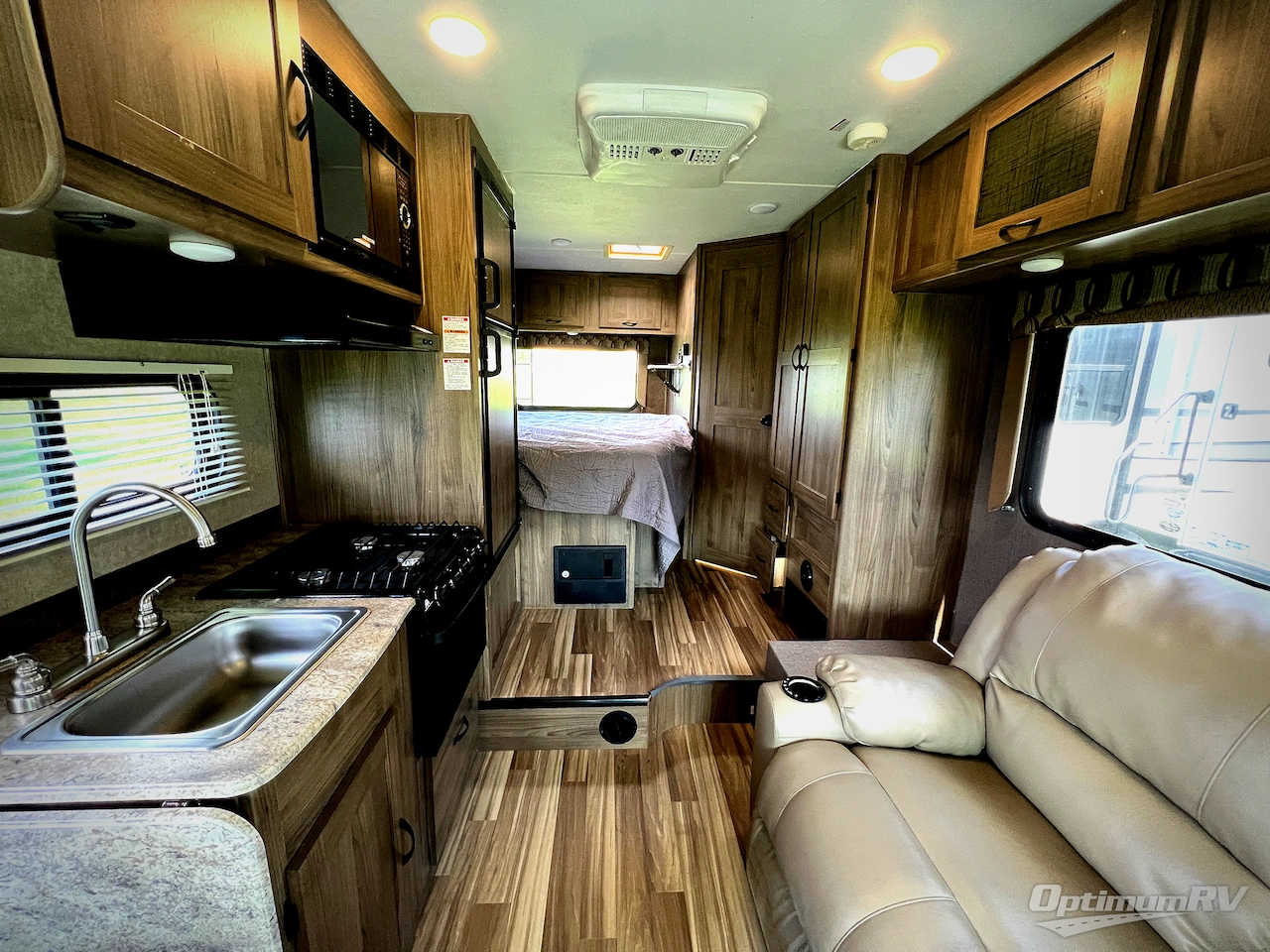 2016 Coachmen Freelander 21QB  Chevy 4500 Photo 4