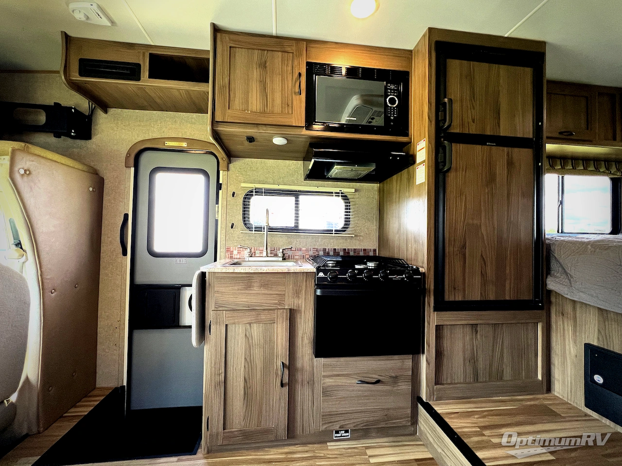 2016 Coachmen Freelander 21QB  Chevy 4500 Photo 9