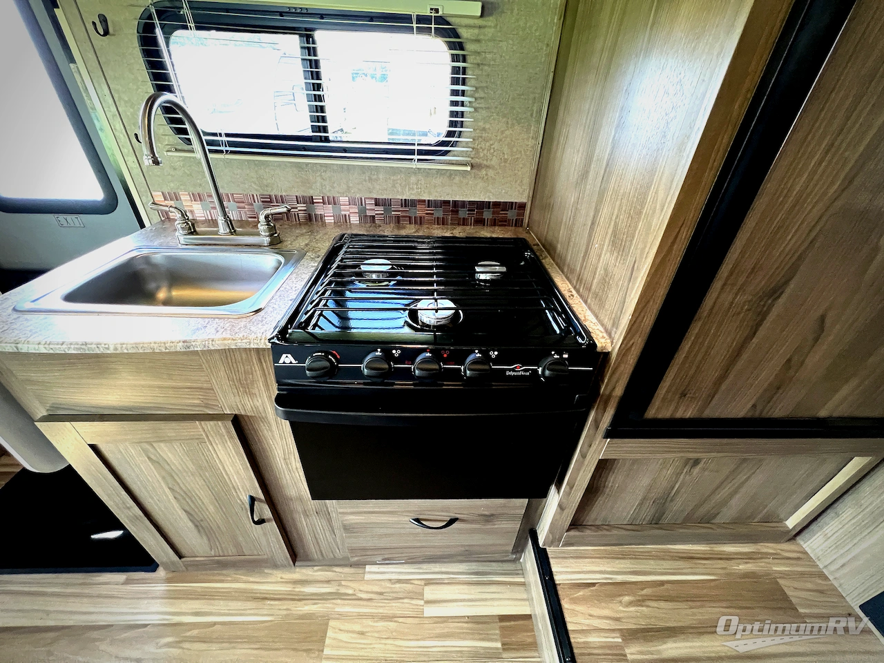 2016 Coachmen Freelander 21QB  Chevy 4500 Photo 11