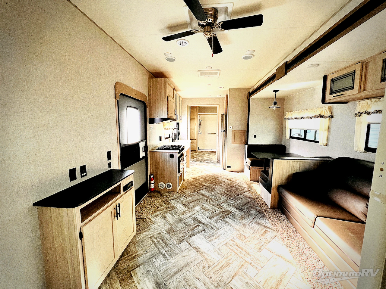 2025 HL Enterprise Hy-Line 38 Premier Photo 5