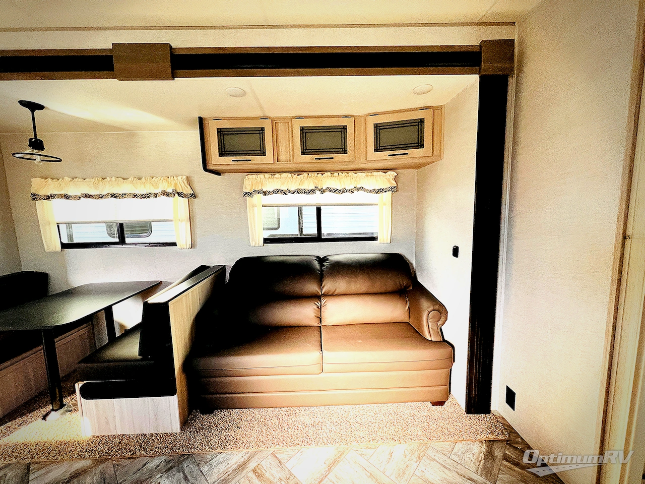 2025 HL Enterprise Hy-Line 38 Premier Photo 6