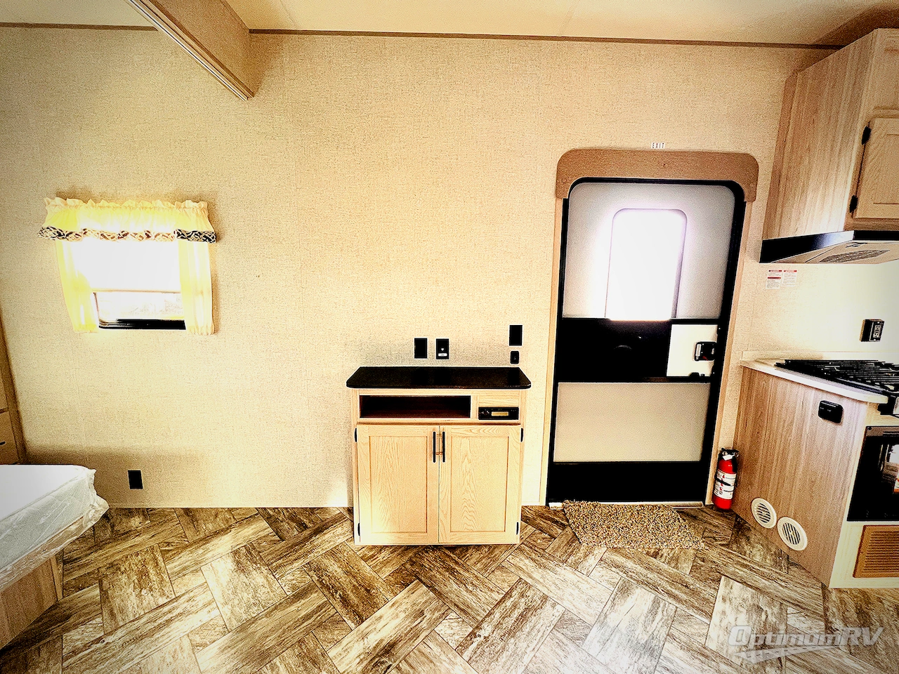 2025 HL Enterprise Hy-Line 38 Premier Photo 7