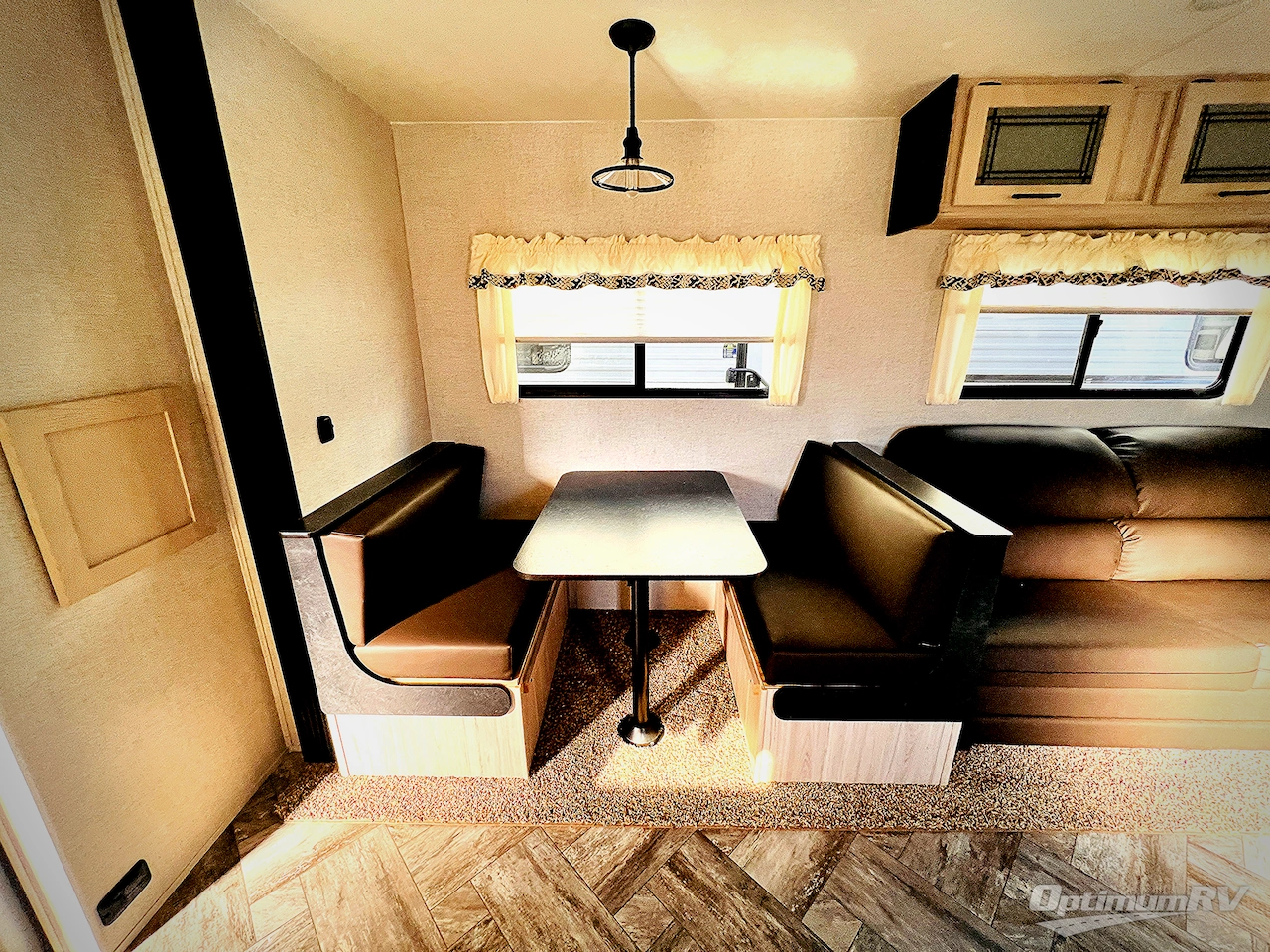 2025 HL Enterprise Hy-Line 38 Premier Photo 8