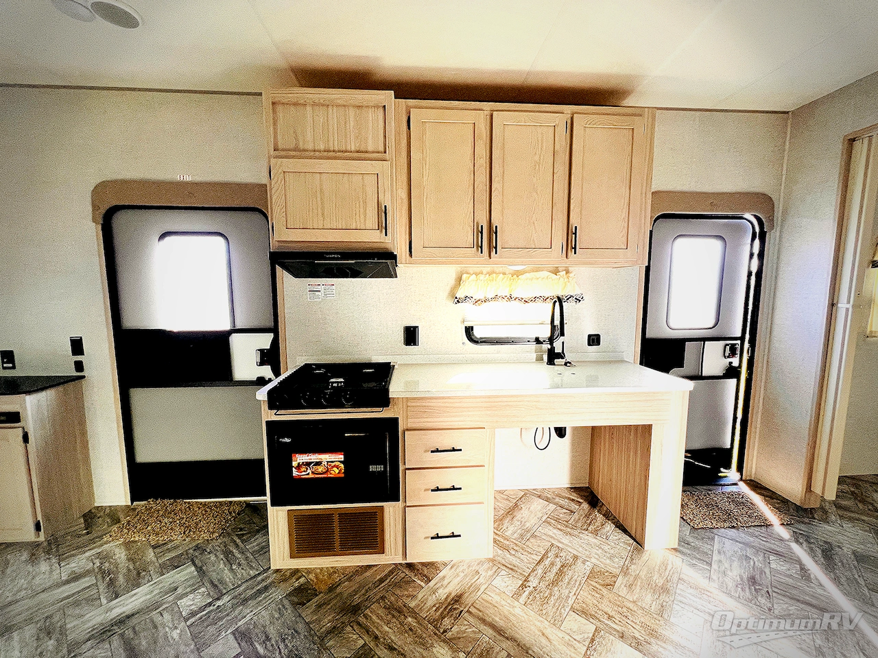 2025 HL Enterprise Hy-Line 38 Premier Photo 9