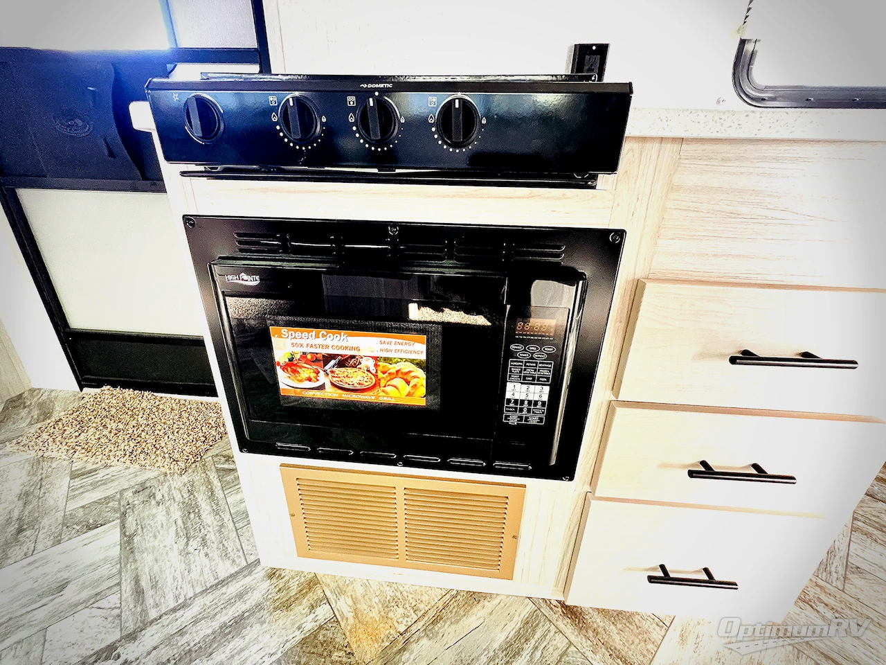 2025 HL Enterprise Hy-Line 38 Premier Photo 10