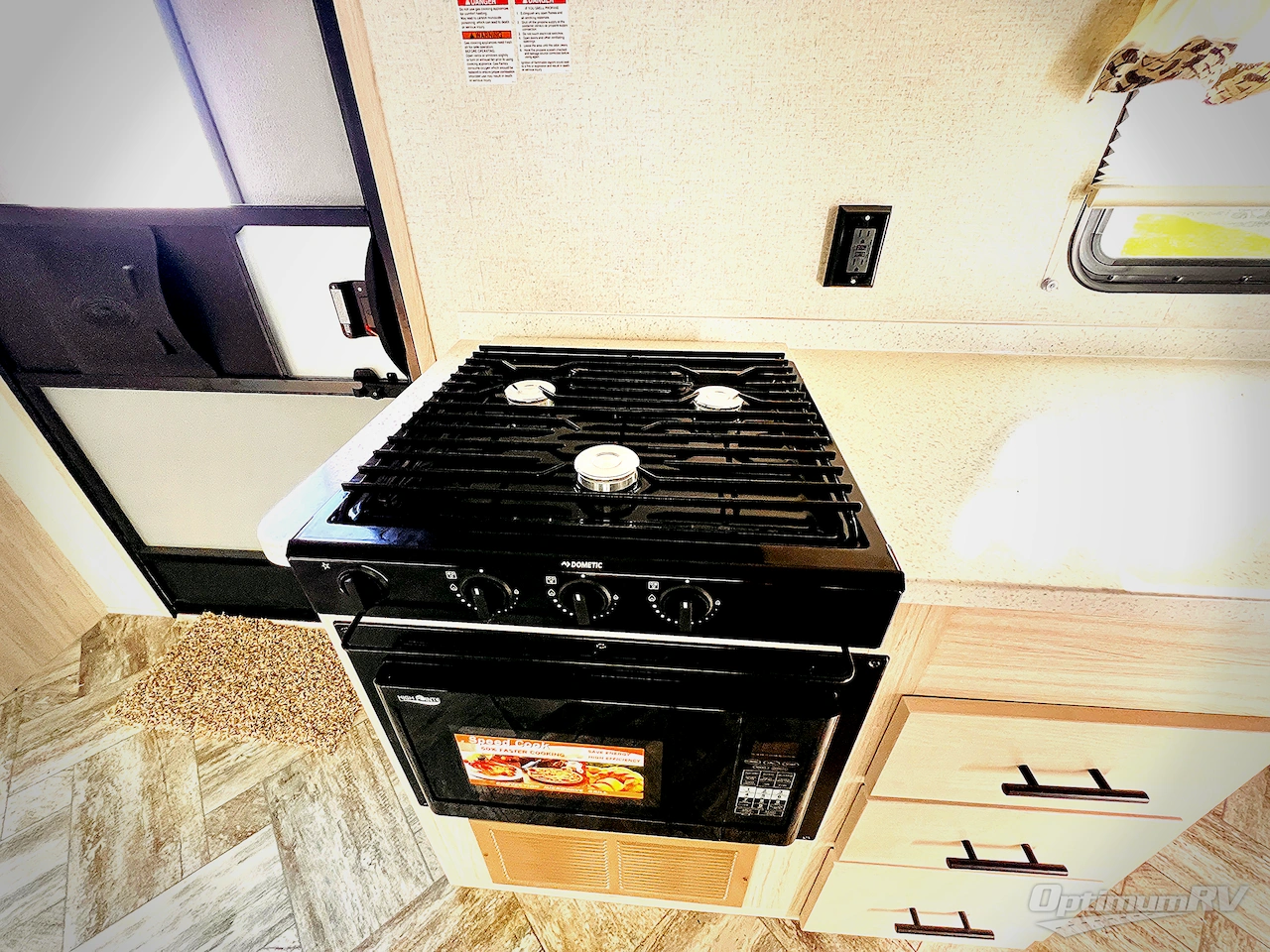 2025 HL Enterprise Hy-Line 38 Premier Photo 11