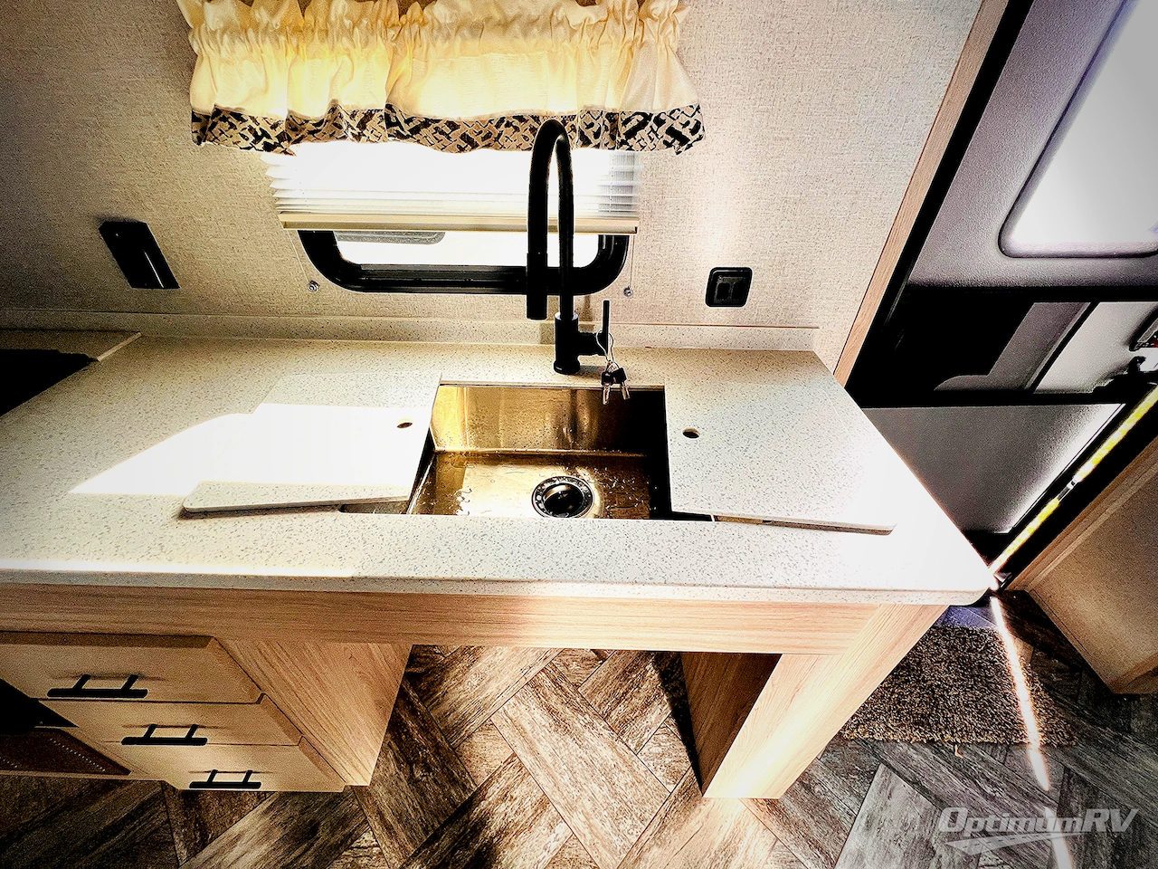 2025 HL Enterprise Hy-Line 38 Premier Photo 12