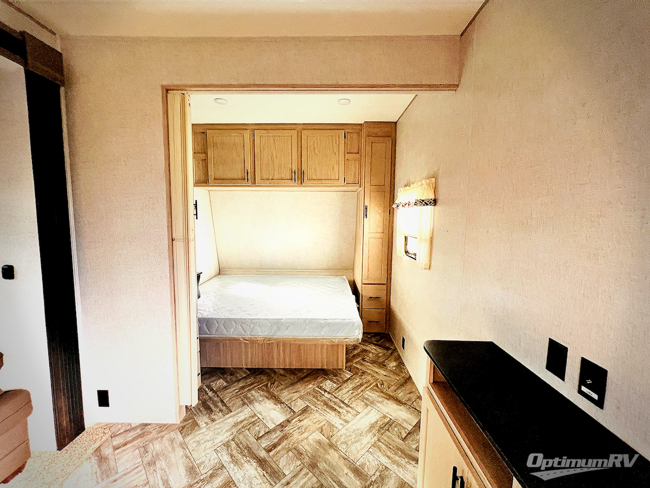 2025 HL Enterprise Hy-Line 38 Premier Photo 14