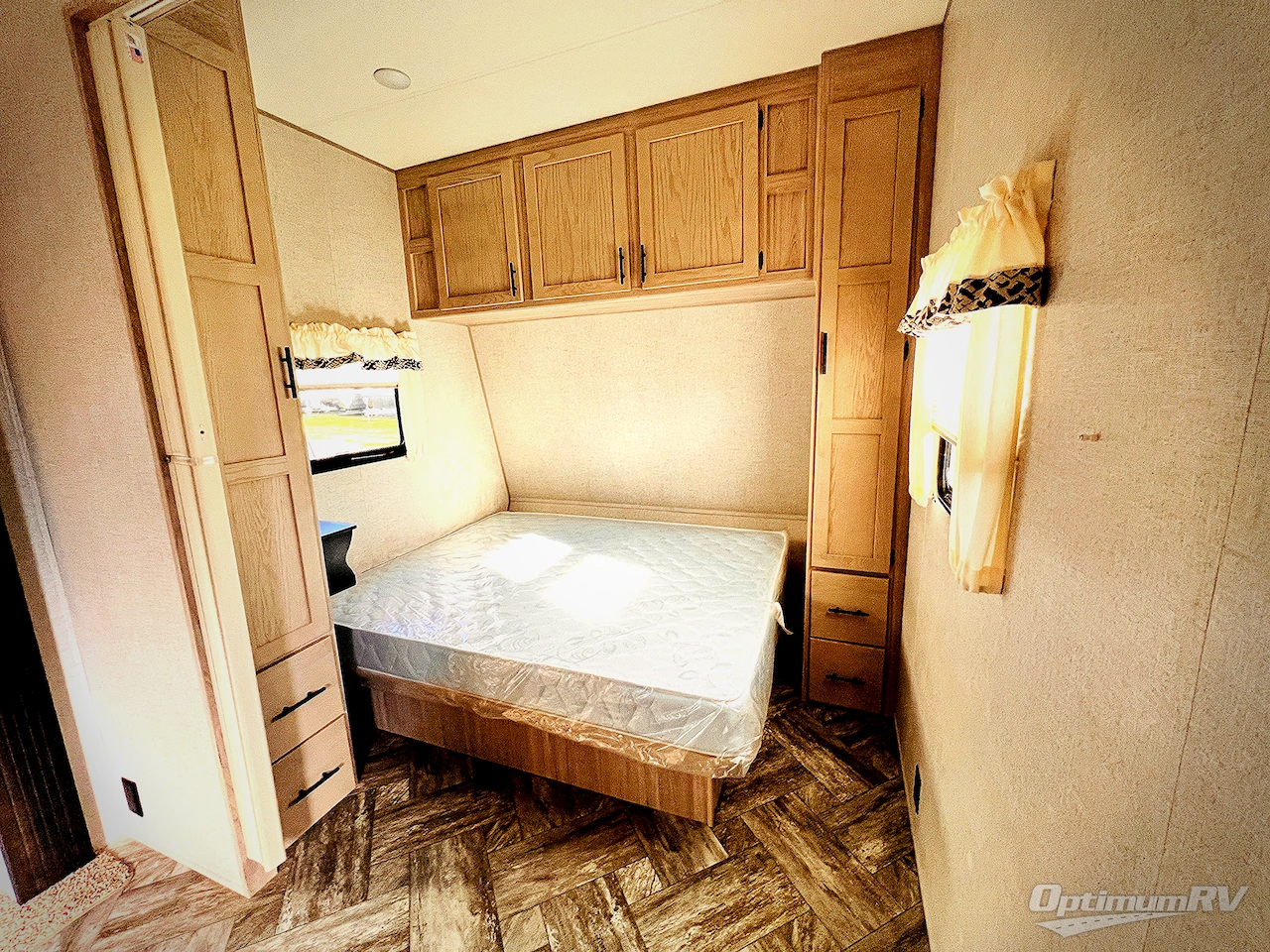 2025 HL Enterprise Hy-Line 38 Premier Photo 15