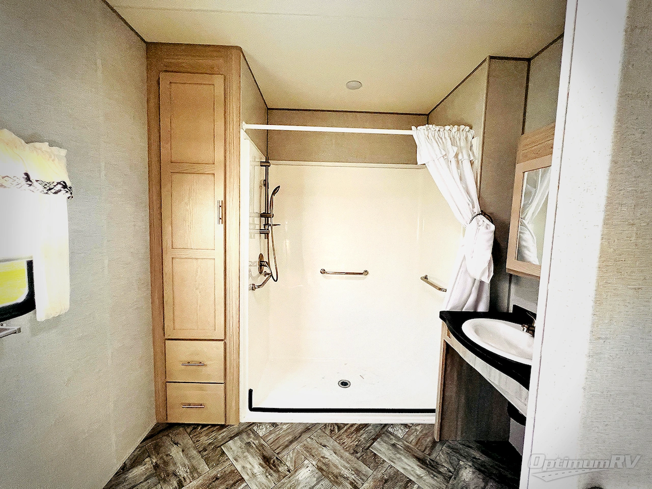 2025 HL Enterprise Hy-Line 38 Premier Photo 17