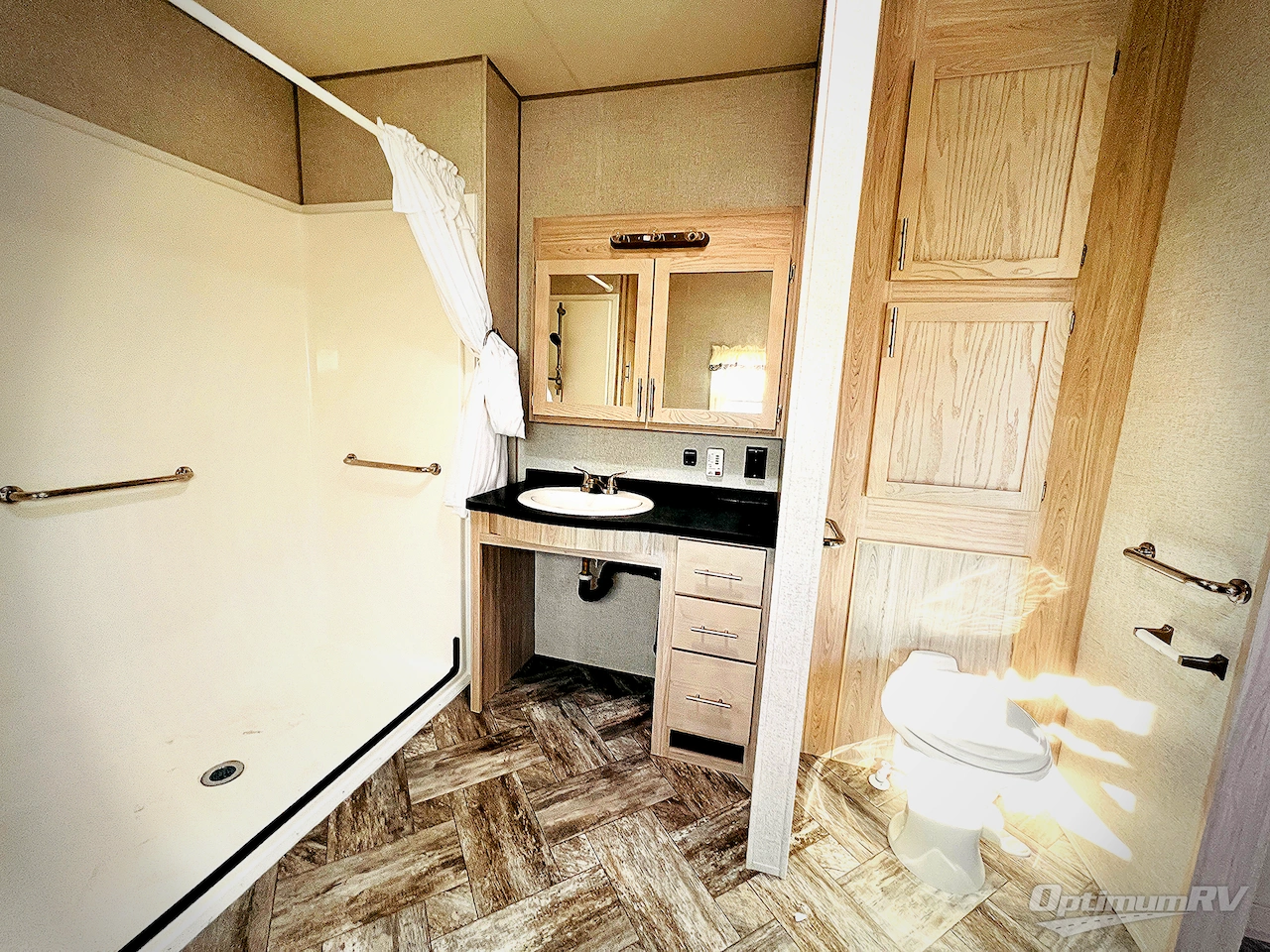 2025 HL Enterprise Hy-Line 38 Premier Photo 18