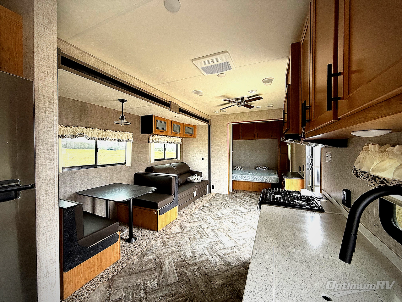 2025 HL Enterprise Hy-Line 38 Premier Photo 4