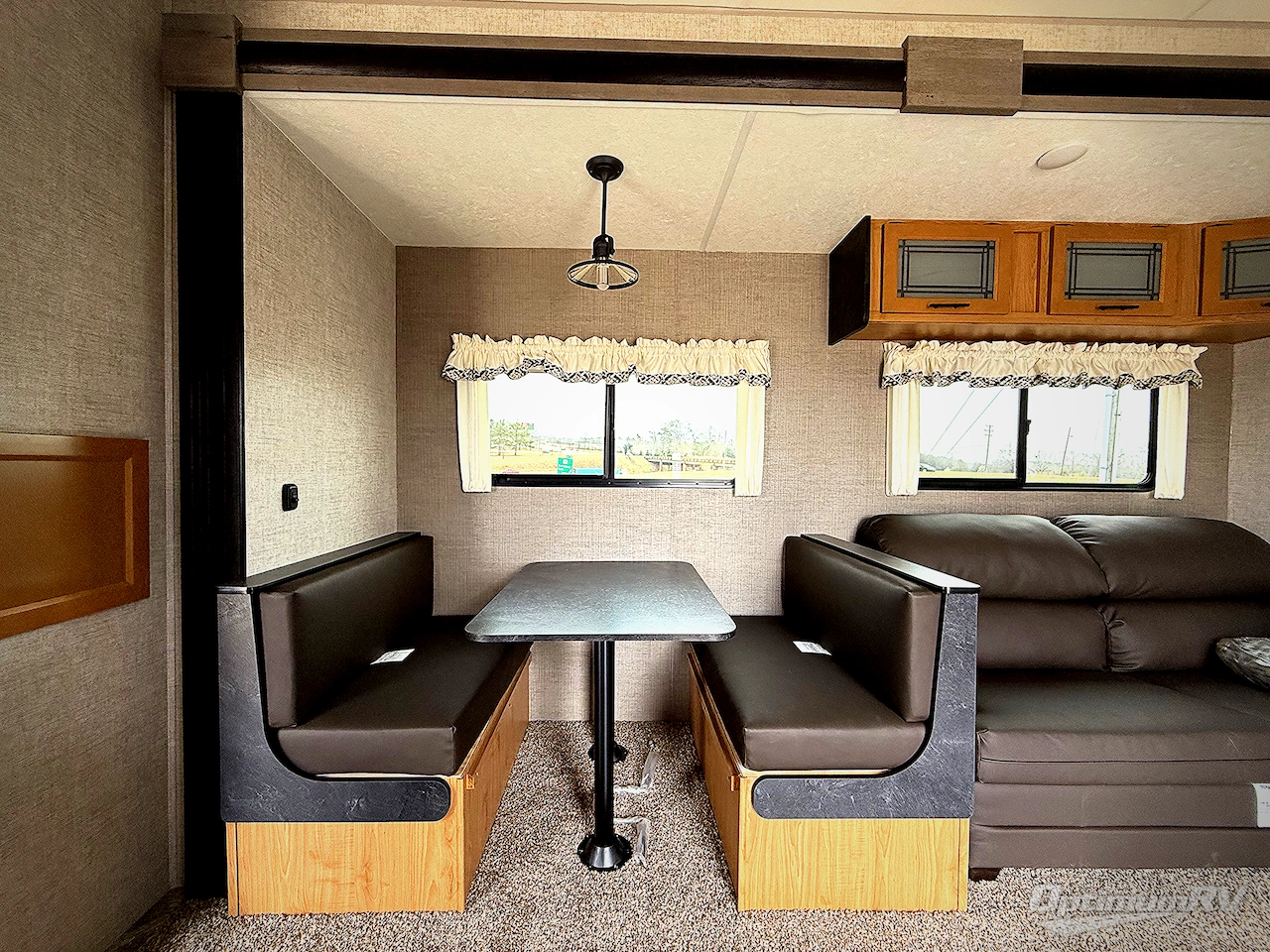 2025 HL Enterprise Hy-Line 38 Premier Photo 5