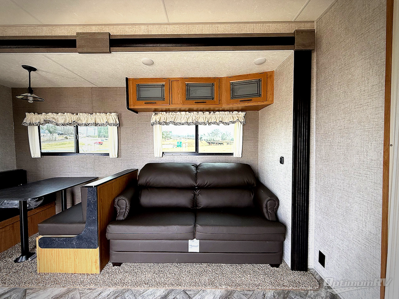 2025 HL Enterprise Hy-Line 38 Premier Photo 6