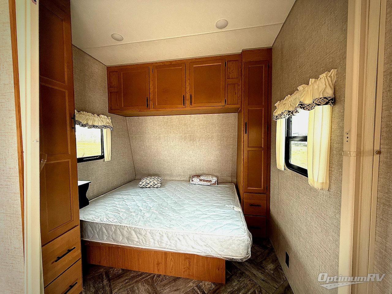 2025 HL Enterprise Hy-Line 38 Premier Photo 7