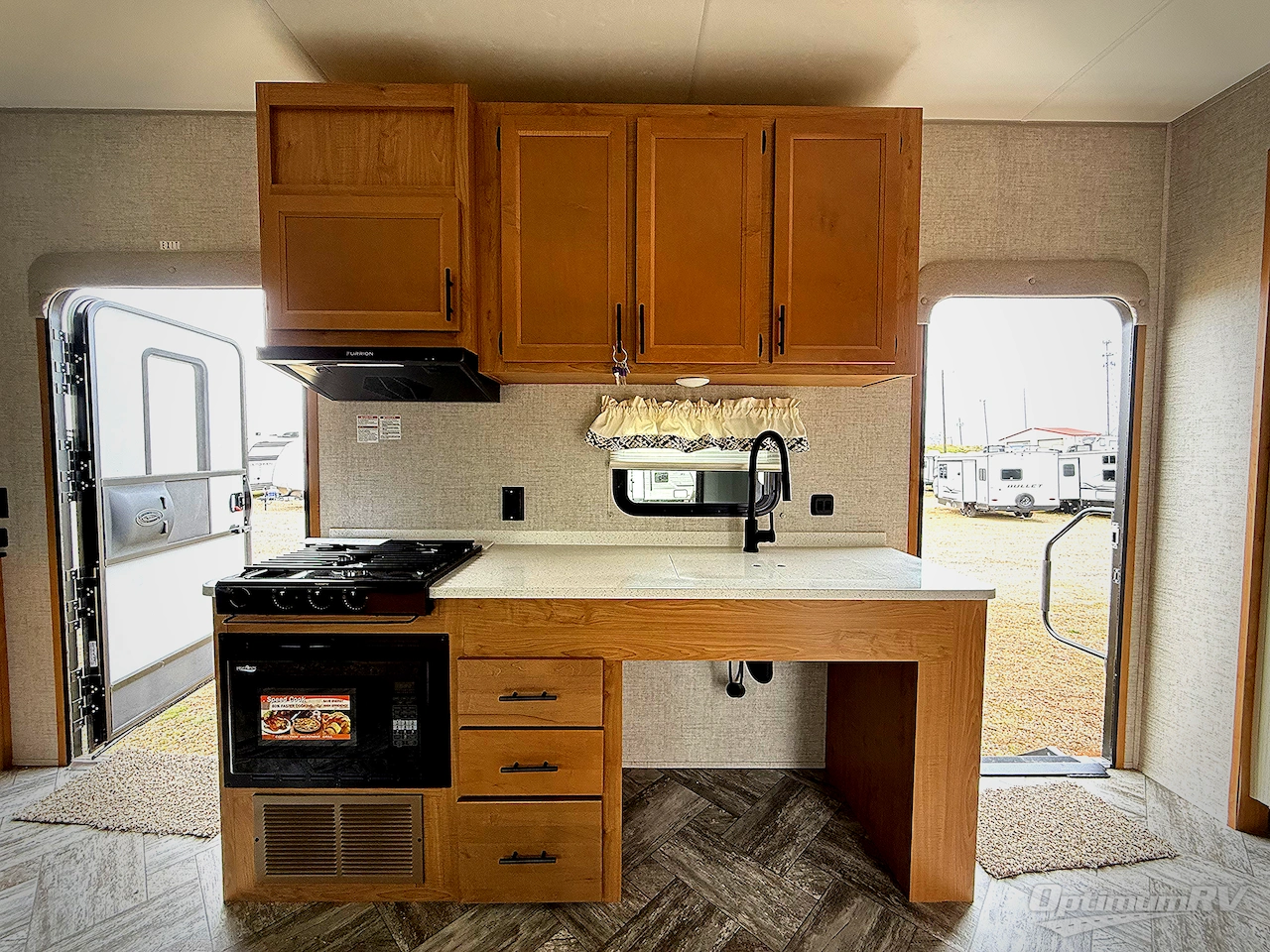 2025 HL Enterprise Hy-Line 38 Premier Photo 8