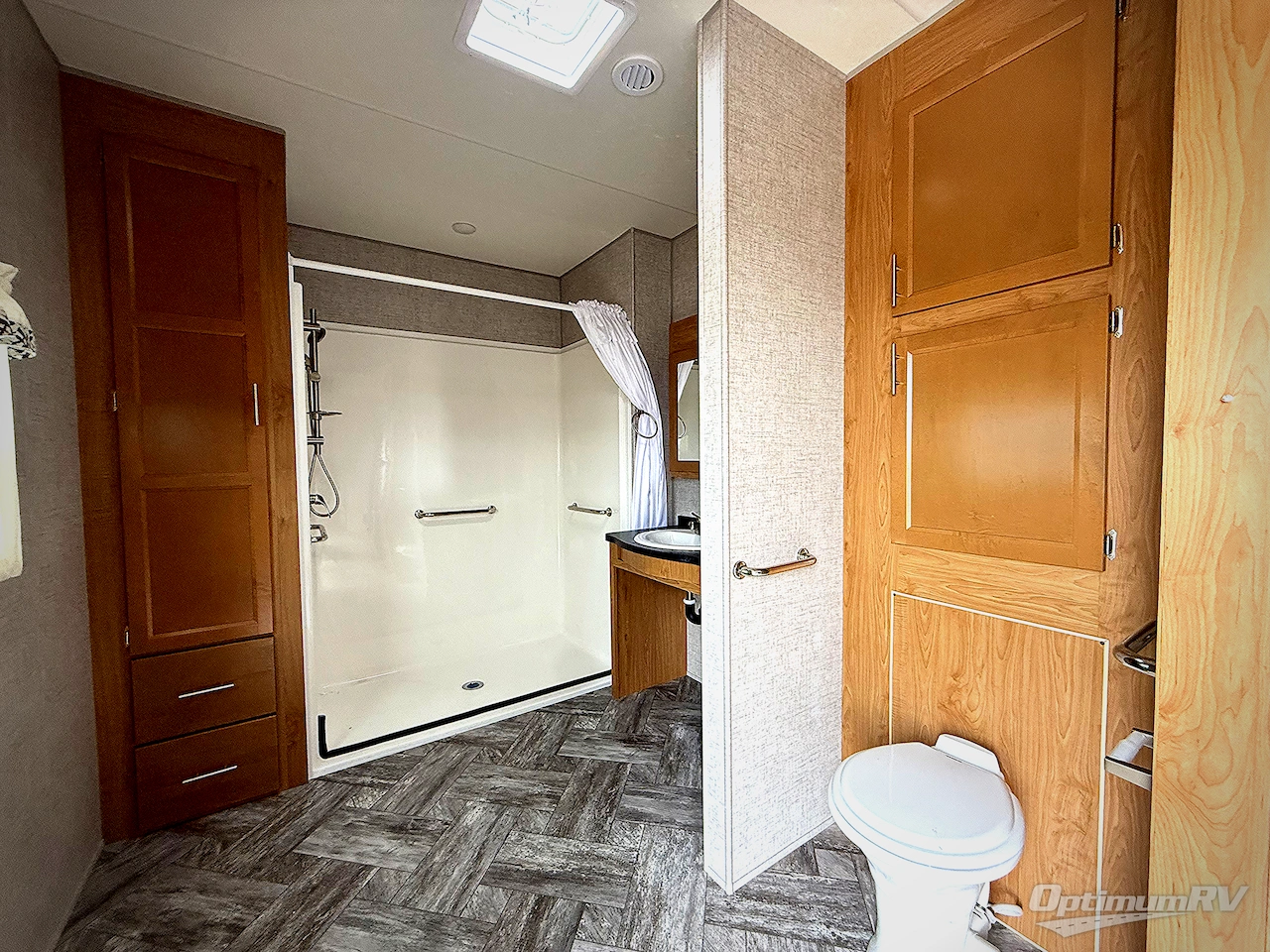 2025 HL Enterprise Hy-Line 38 Premier Photo 9