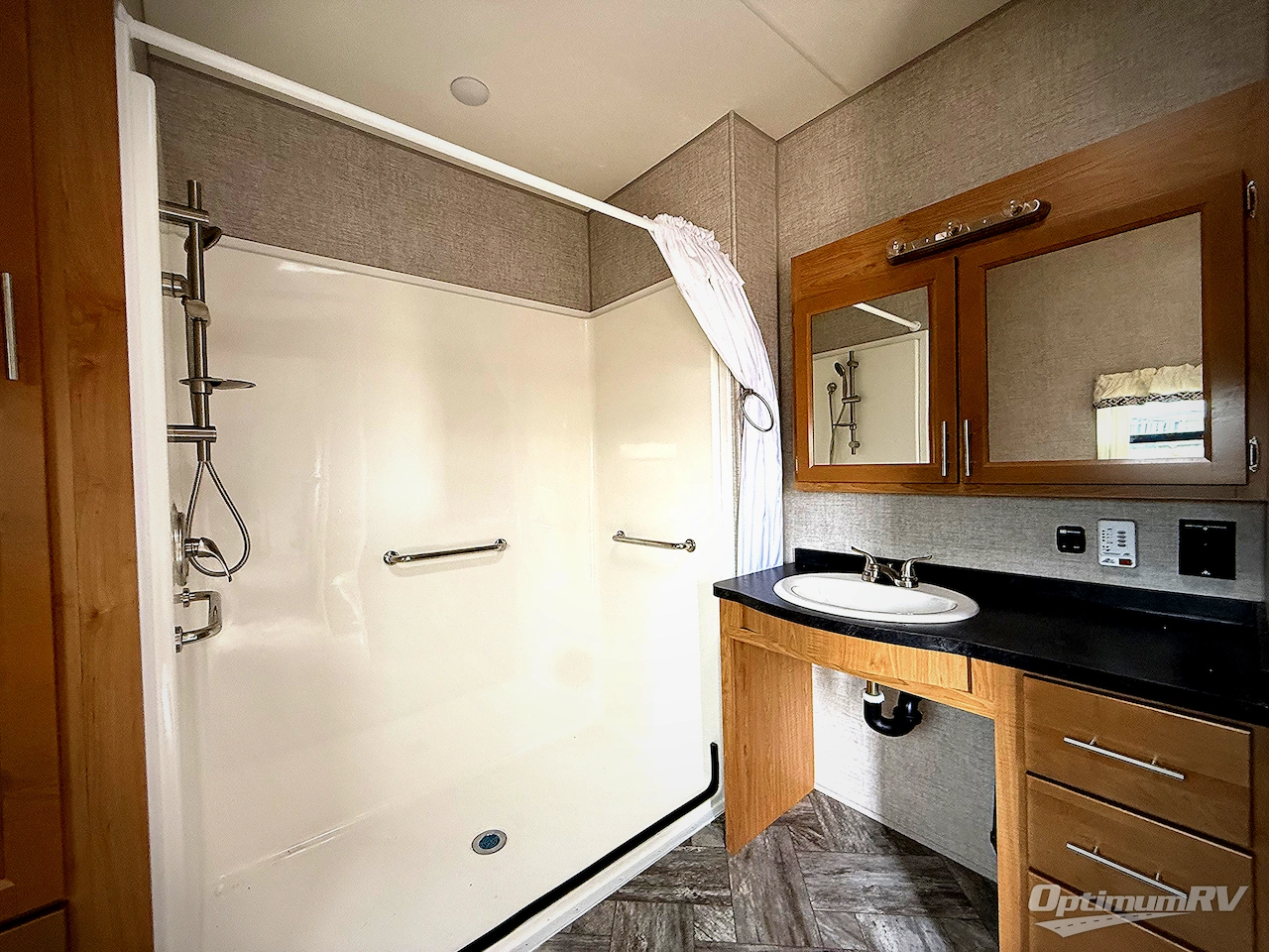 2025 HL Enterprise Hy-Line 38 Premier Photo 10