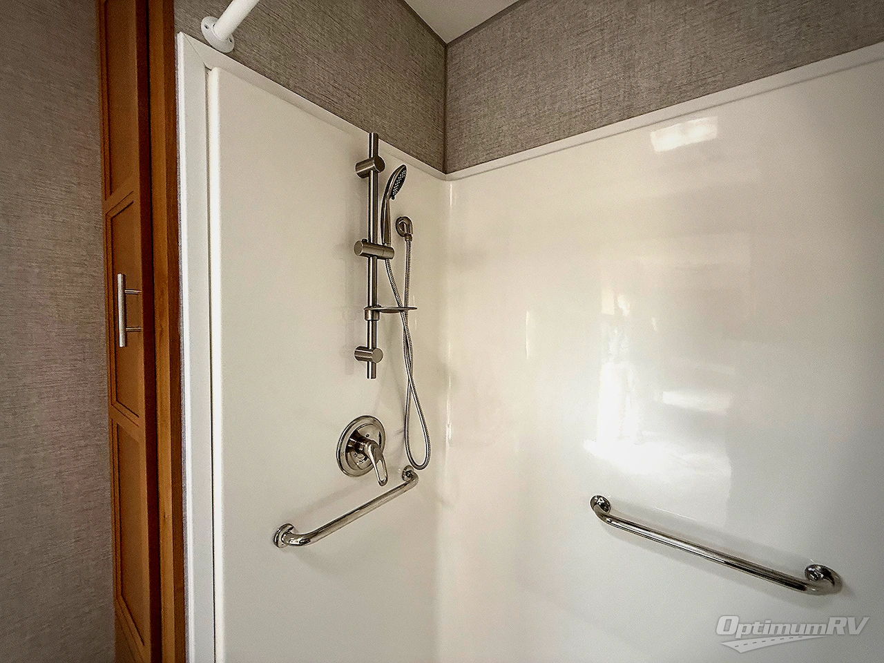 2025 HL Enterprise Hy-Line 38 Premier Photo 11