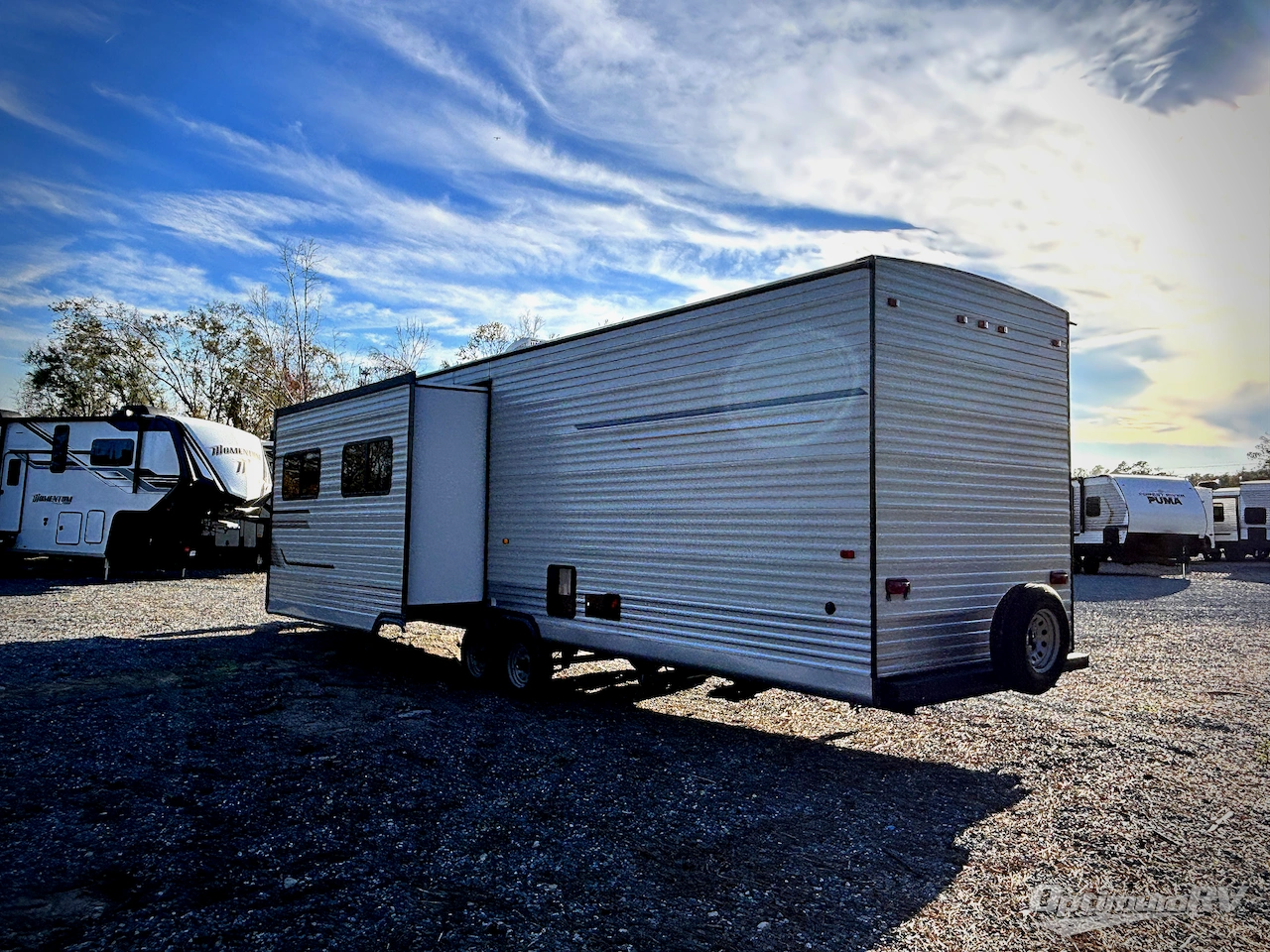 2025 HL Enterprise Hy-Line 38 Premier Photo 3