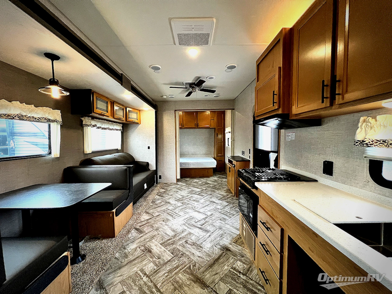 2025 HL Enterprise Hy-Line 38 Premier Photo 2
