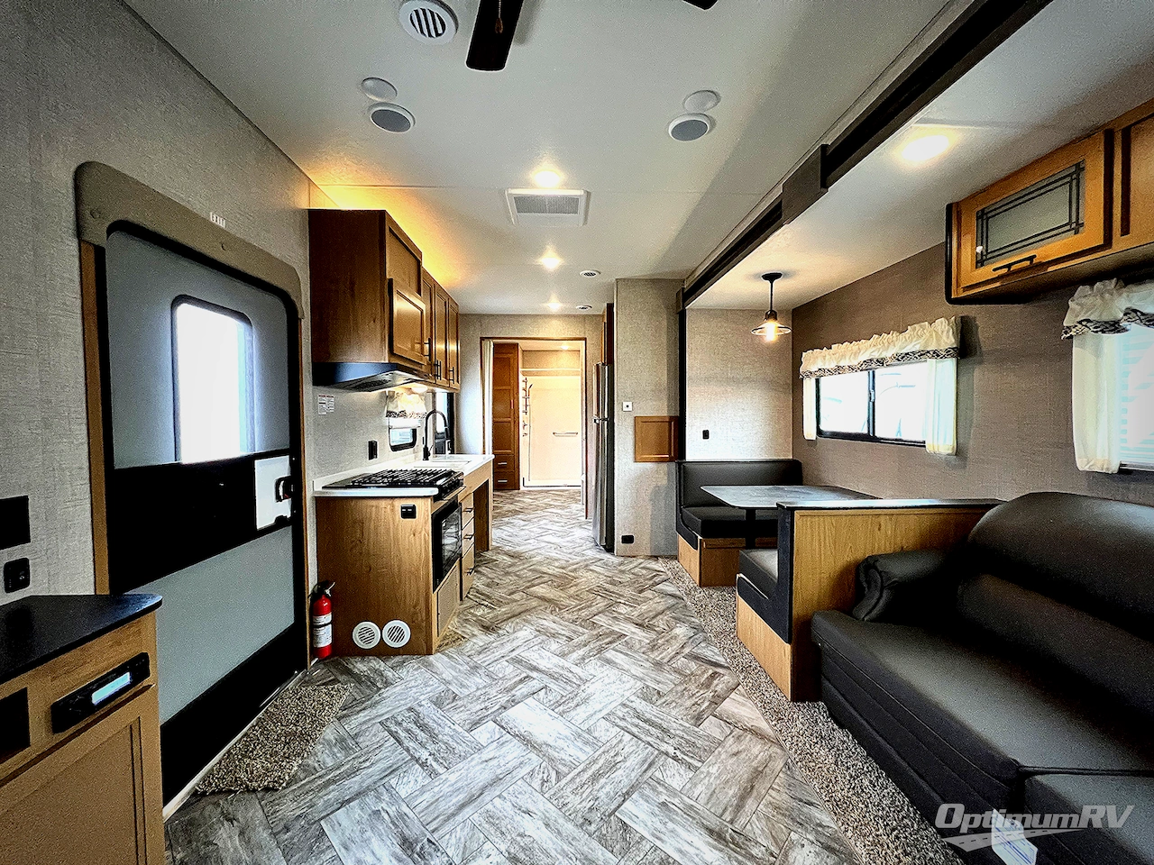 2025 HL Enterprise Hy-Line 38 Premier Photo 3