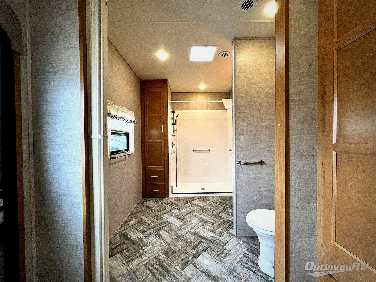 2025 HL Enterprise Hy-Line 38 Premier Photo 4