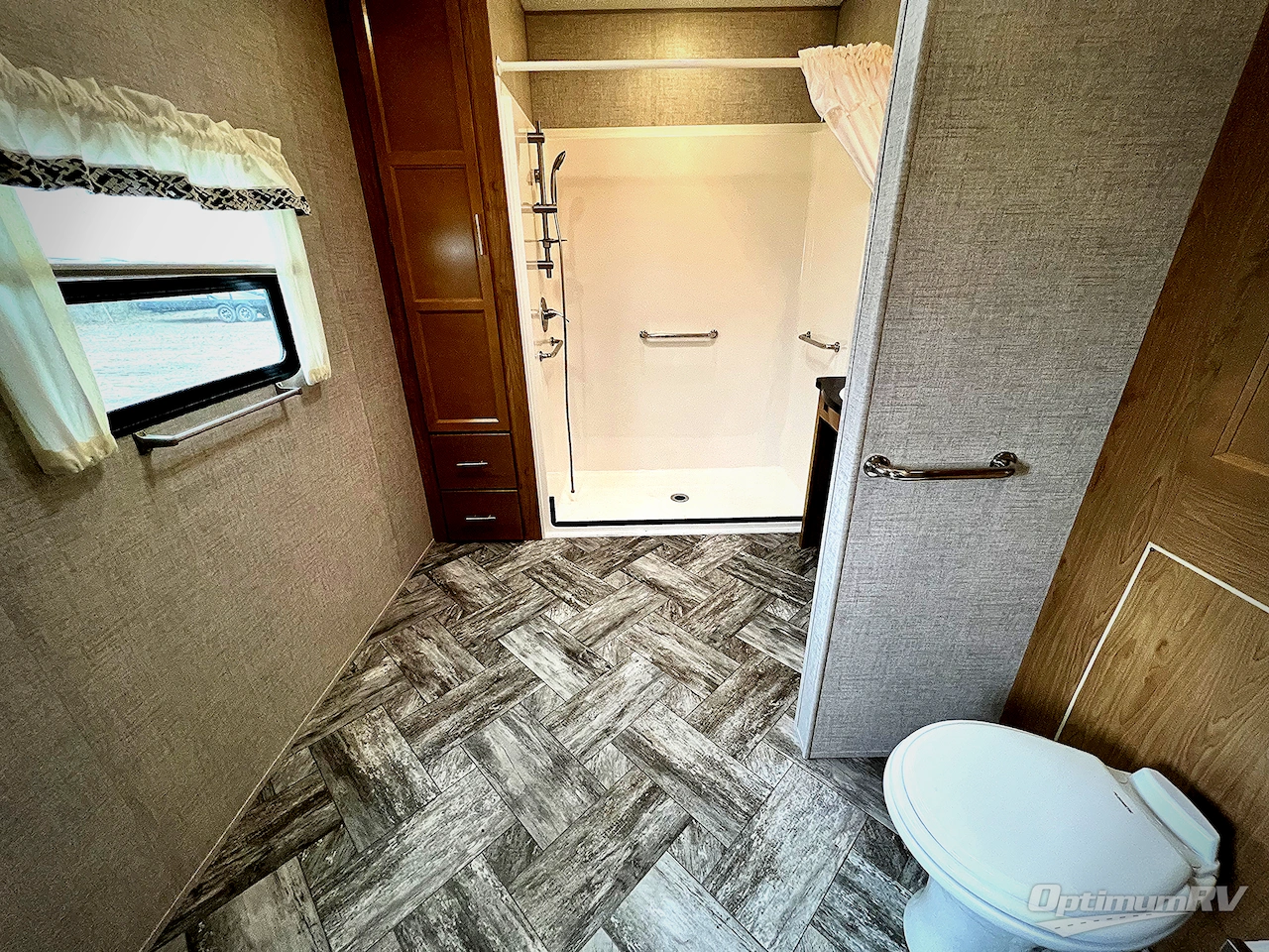 2025 HL Enterprise Hy-Line 38 Premier Photo 5