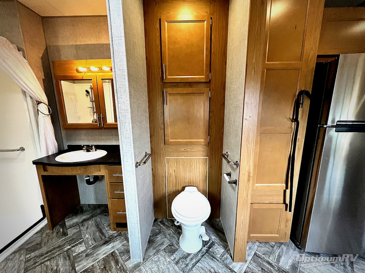 2025 HL Enterprise Hy-Line 38 Premier Photo 6