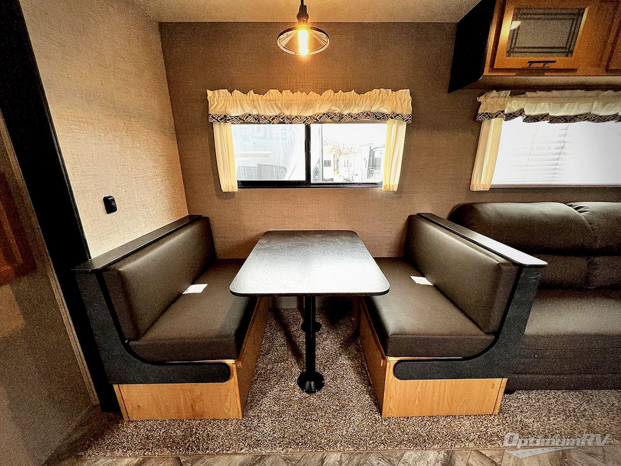 2025 HL Enterprise Hy-Line 38 Premier Photo 15