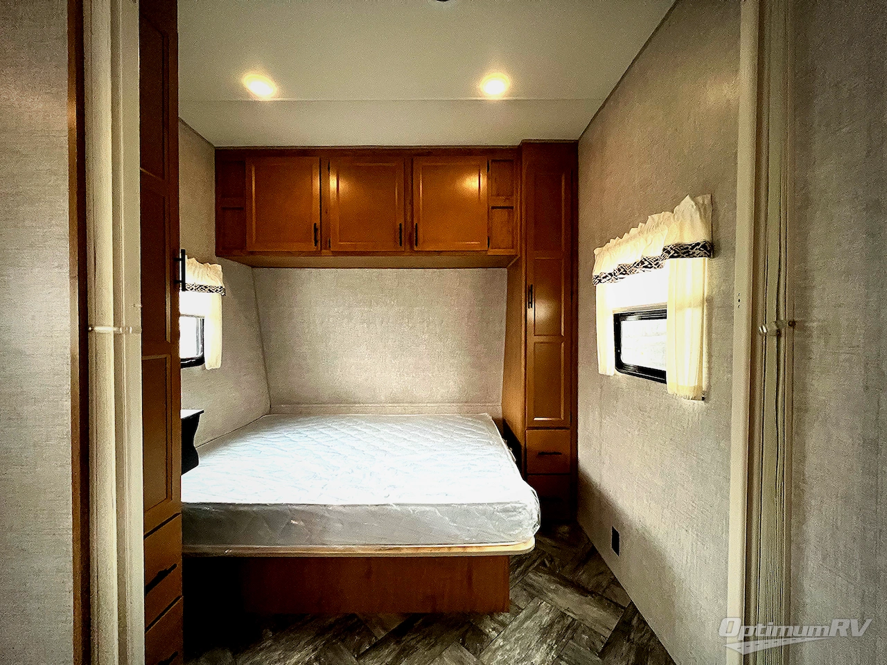 2025 HL Enterprise Hy-Line 38 Premier Photo 17