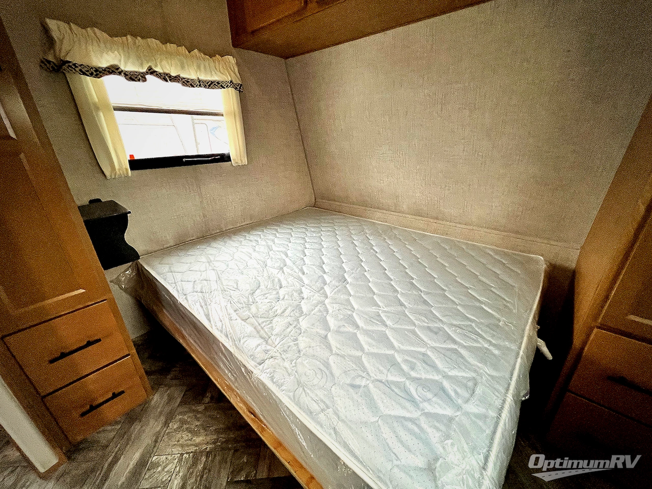 2025 HL Enterprise Hy-Line 38 Premier Photo 18